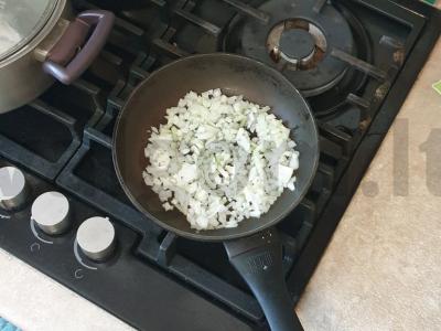 Žuvies kotletai su krapais ir juodaisiais pipirais Žingsnis 2