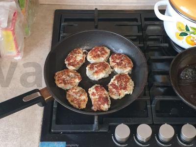 Žuvies kotletai su krapais ir juodaisiais pipirais Žingsnis 7