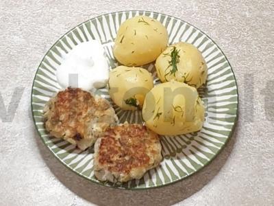 Žuvies kotletai su krapais ir juodaisiais pipirais pagrindine nuotrauka