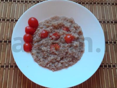 Grikių košė su vyšniniais pomidorais pagrindine nuotrauka