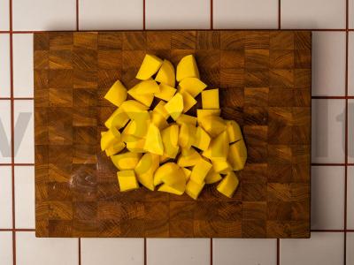 Jautiena su džiovintais slyvomis ir virtomis bulvėmis Žingsnis 1