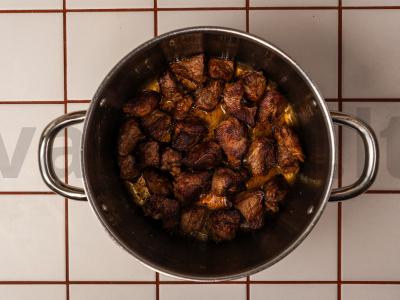 Jautiena su džiovintais slyvomis ir virtomis bulvėmis Žingsnis 4