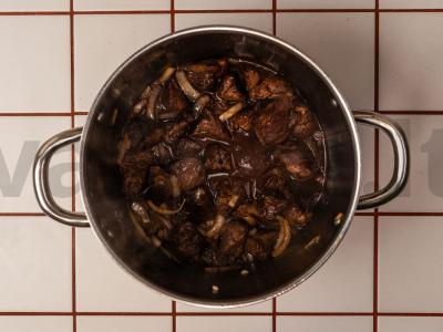 Jautiena su džiovintais slyvomis ir virtomis bulvėmis Žingsnis 6