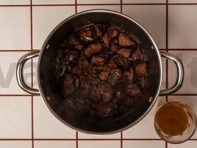 Jautiena su džiovintais slyvomis ir virtomis bulvėmis Žingsnis 7