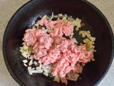 Kuskusas su svogūnais, pomidorų pasta ir kiaulienos faršu Žingsnis 2