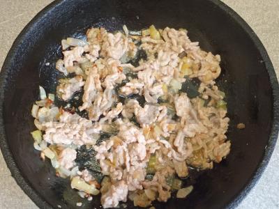 Kuskusas su svogūnais, pomidorų pasta ir kiaulienos faršu Žingsnis 3