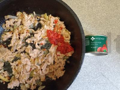 Kuskusas su svogūnais, pomidorų pasta ir kiaulienos faršu Žingsnis 4