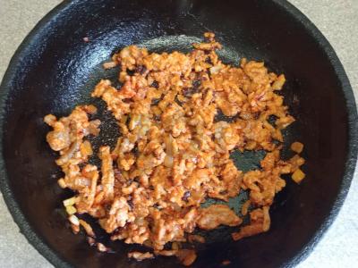 Kuskusas su svogūnais, pomidorų pasta ir kiaulienos faršu Žingsnis 5