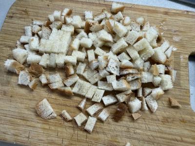 Salotos su baltais pupelėmis, morkomis ir skrudintais duonos kubeliais Žingsnis 1