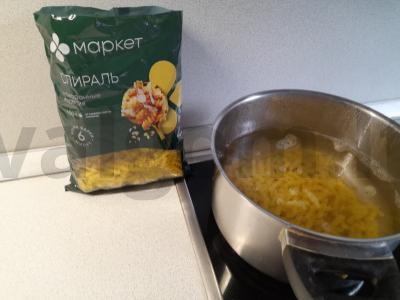 Šiltas salotas su kepenimis ir makaronais Žingsnis 3