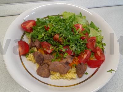 Šiltas salotas su kepenimis ir makaronais Žingsnis 6