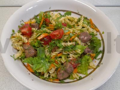 Šiltas salotas su kepenimis ir makaronais pagrindine nuotrauka