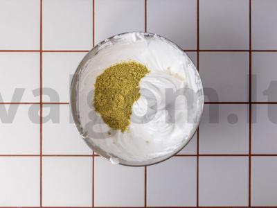 Meringos ritinys su avietėmis Žingsnis 4