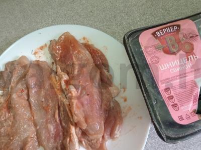 Kiaulienos šniceliai pomidorų marinate Žingsnis 2