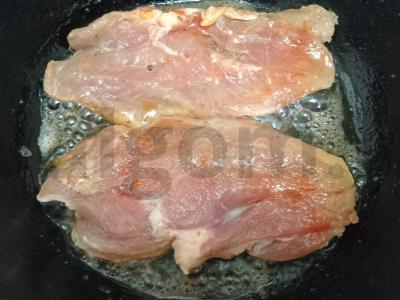 Kiaulienos šniceliai pomidorų marinate Žingsnis 3