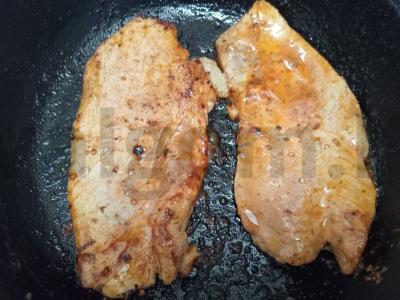 Kiaulienos šniceliai pomidorų marinate Žingsnis 4