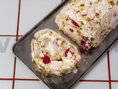 Meringos ritinys su avietėmis pagrindine nuotrauka