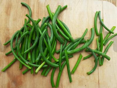 Kiaulienos šoninė, troškinta su česnako stiebais Žingsnis 1