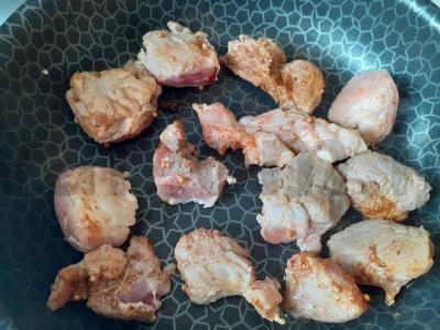 Kiaulienos šoninė, troškinta su česnako stiebais Žingsnis 2