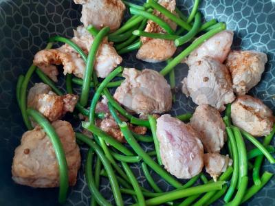 Kiaulienos šoninė, troškinta su česnako stiebais Žingsnis 3