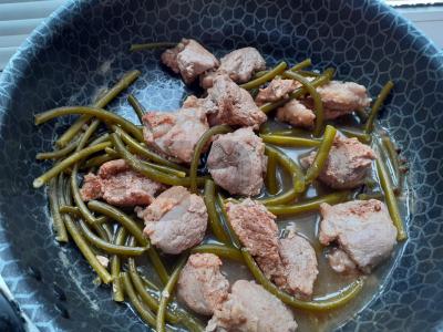 Kiaulienos šoninė, troškinta su česnako stiebais Žingsnis 4