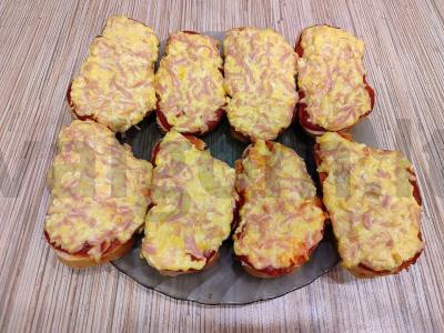 Karšti sumuštiniai su dešra, sūriu ir kiaušiniu Žingsnis 8