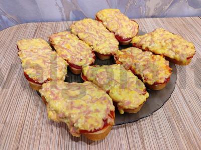 Karšti sumuštiniai su dešra, sūriu ir kiaušiniu pagrindine nuotrauka