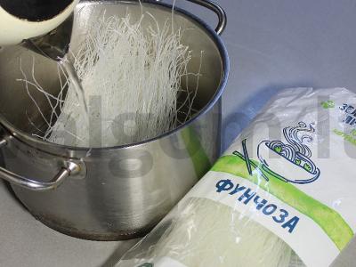 Funchosa su daržovėmis, sezamo sėklomis ir jūros druska Žingsnis 1