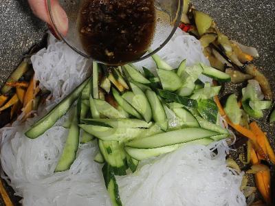 Funchosa su daržovėmis, sezamo sėklomis ir jūros druska Žingsnis 12