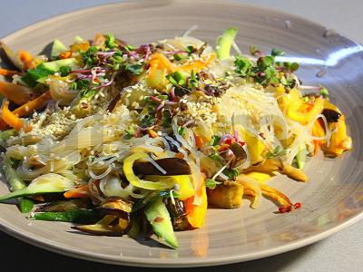 Funchosa su daržovėmis, sezamo sėklomis ir jūros druska pagrindine nuotrauka