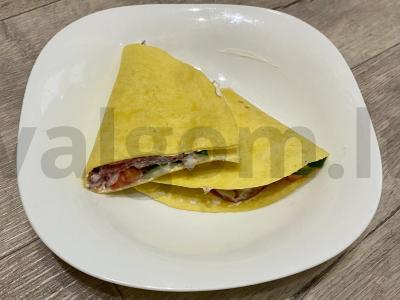 Tortilija su saliami, garstyčiomis ir varškės sūriu pagrindine nuotrauka