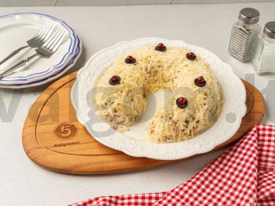 Salotas „Kovos arklys“ su ryžiais ir vištiena pagrindine nuotrauka