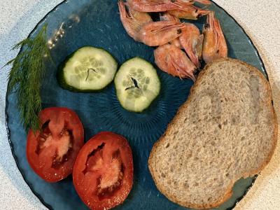 Brusketa su krevetėmis, mocarela ir agurkais Žingsnis 1