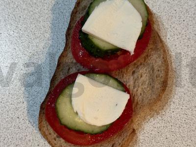 Brusketa su krevetėmis, mocarela ir agurkais Žingsnis 4