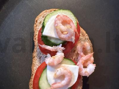 Brusketa su krevetėmis, mocarela ir agurkais Žingsnis 5