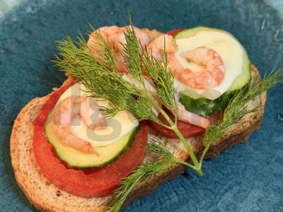 Brusketa su krevetėmis, mocarela ir agurkais pagrindine nuotrauka