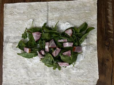 Lavašo vokas su salotų lapais ir kiaulienos kaklu Žingsnis 3