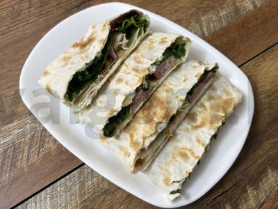 Lavašo vokas su salotų lapais ir kiaulienos kaklu pagrindine nuotrauka