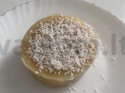 Želė pyragas su kokosų drožlėmis pagrindine nuotrauka