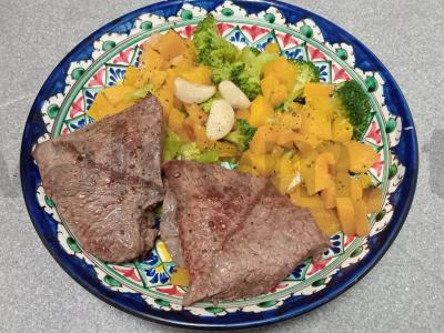 Jautienos steikai su moliūgo ir brokolių garnyru pagrindine nuotrauka