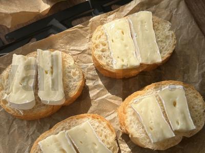 Užkandžių tostai su figomis ir brie sūriu Žingsnis 1