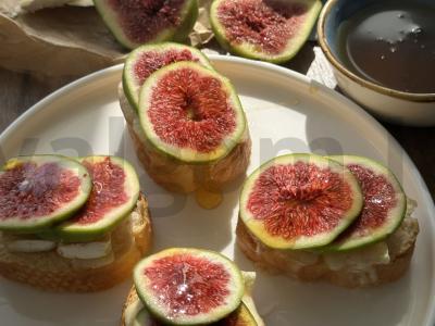 Užkandžių tostai su figomis ir brie sūriu pagrindine nuotrauka