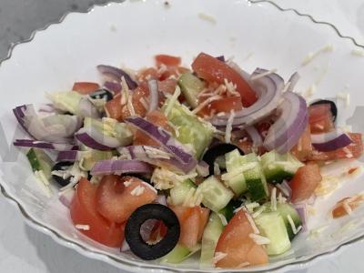 Daržovių salotas „Vasaros išmintis“ pagrindine nuotrauka