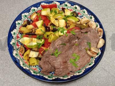 Jautienos steikai su keptų daržovių garnyru pagrindine nuotrauka