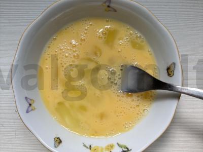 Riekelė duonos su žuvies, kiaušinio ir sūrio įdaru Žingsnis 3