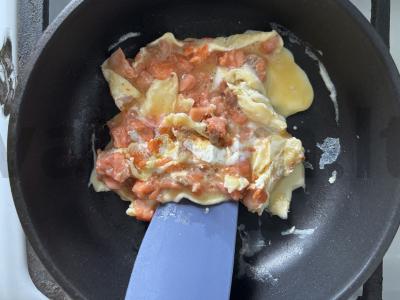 Riekelė duonos su žuvies, kiaušinio ir sūrio įdaru Žingsnis 6