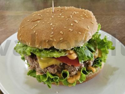 Tikras naminis burgeris su prieskoniais pagrindine nuotrauka