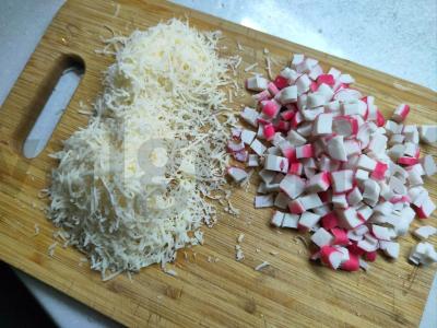 Salotos su žirneliais ir krabų lazdelėmis Žingsnis 1