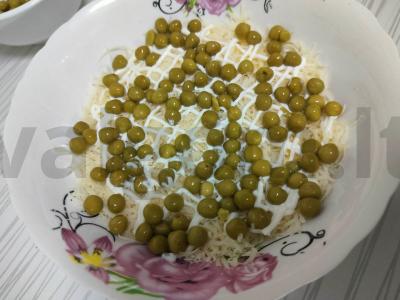 Salotos su žirneliais ir krabų lazdelėmis Žingsnis 4