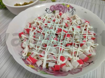 Salotos su žirneliais ir krabų lazdelėmis Žingsnis 5